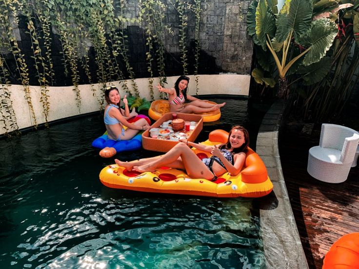 photo6195063168963815601